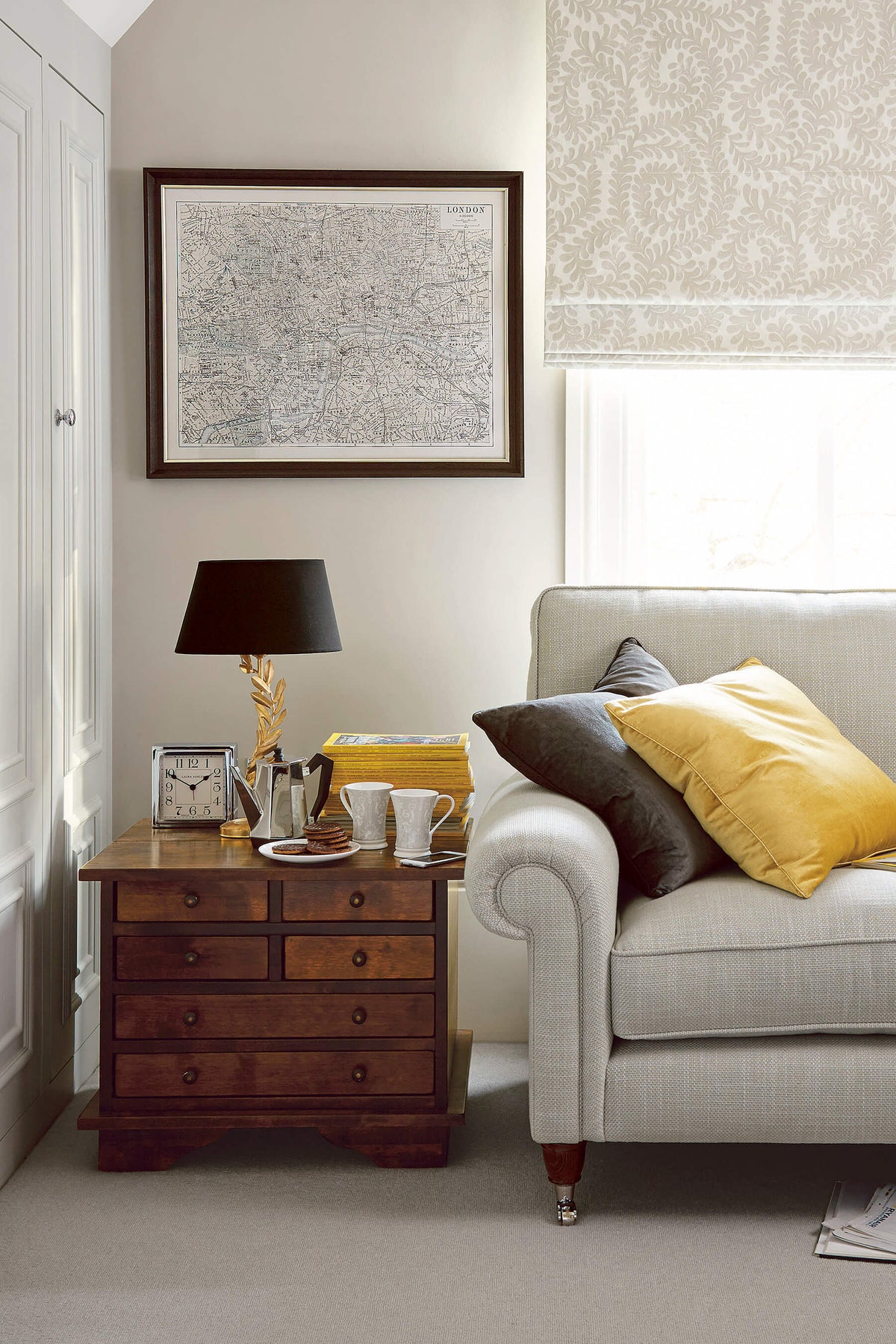 Garrat staliukas prie lovos ar sofos su 6 stalčiais