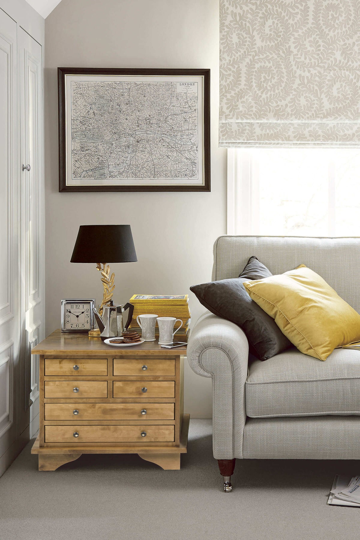 Garrat staliukas prie lovos ar sofos su 6 stalčiais