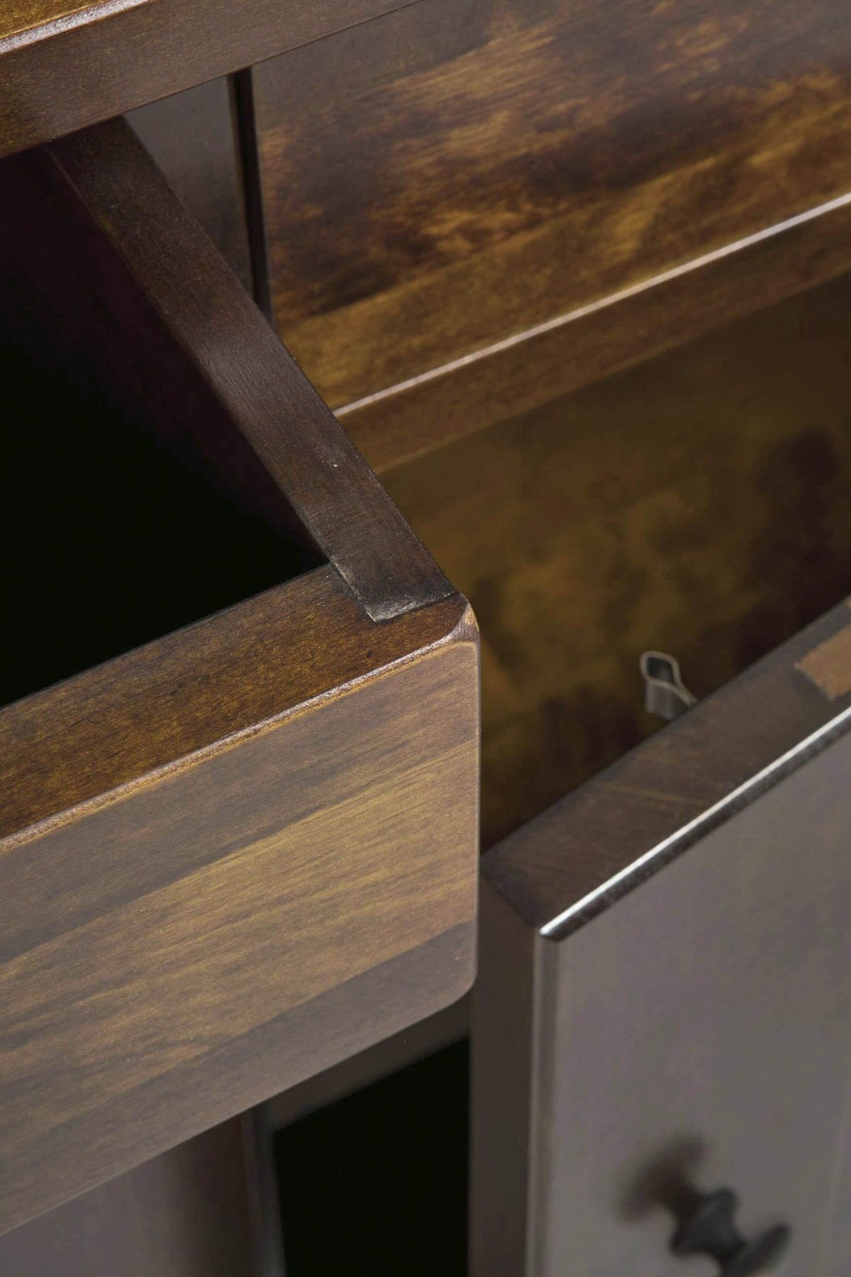 Garrat 2 durų komoda su 2 stalčiais