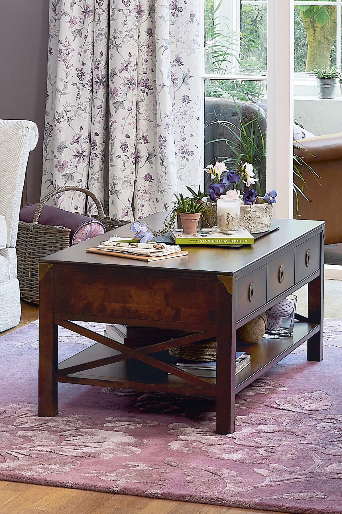 Balmoral kavos staliukas su 3 stalčiais