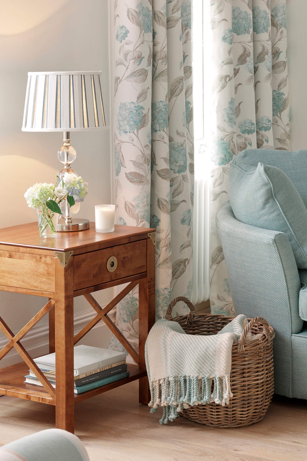 Balmoral staliukas prie lovos ar sofos su 1 stalčiumi