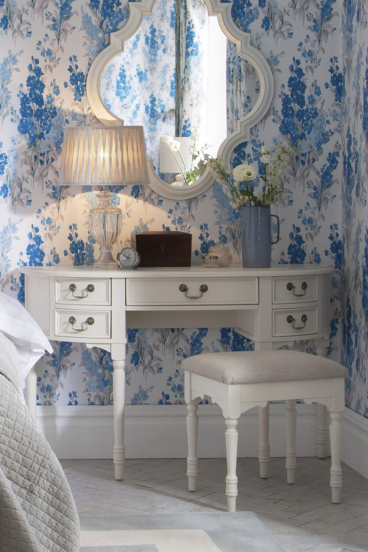 Clifton kosmetinio staliuko su 5 stalčiais ir kėdės komplektas