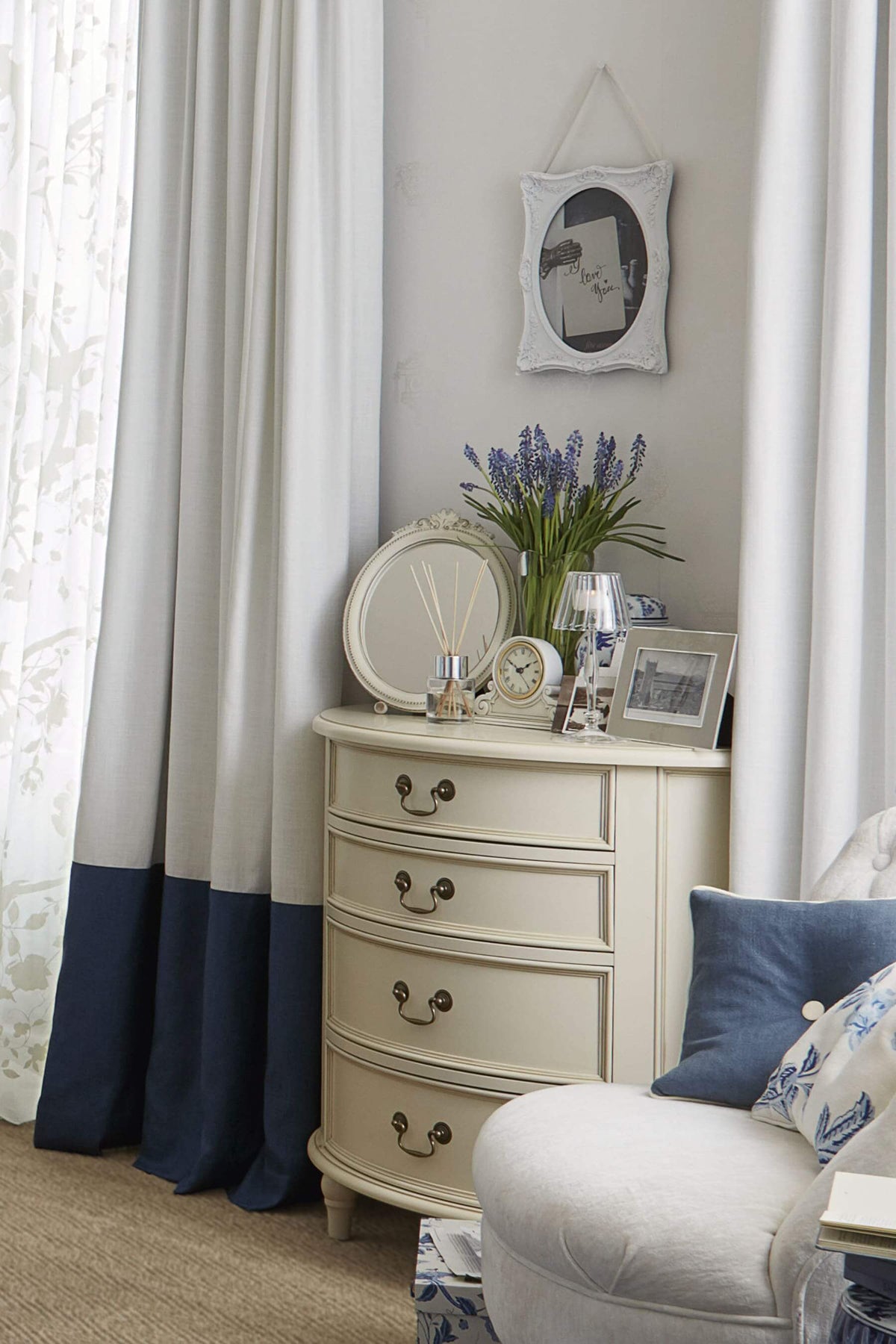 Clifton pusmėnulio formos komoda su 4 stalčiais