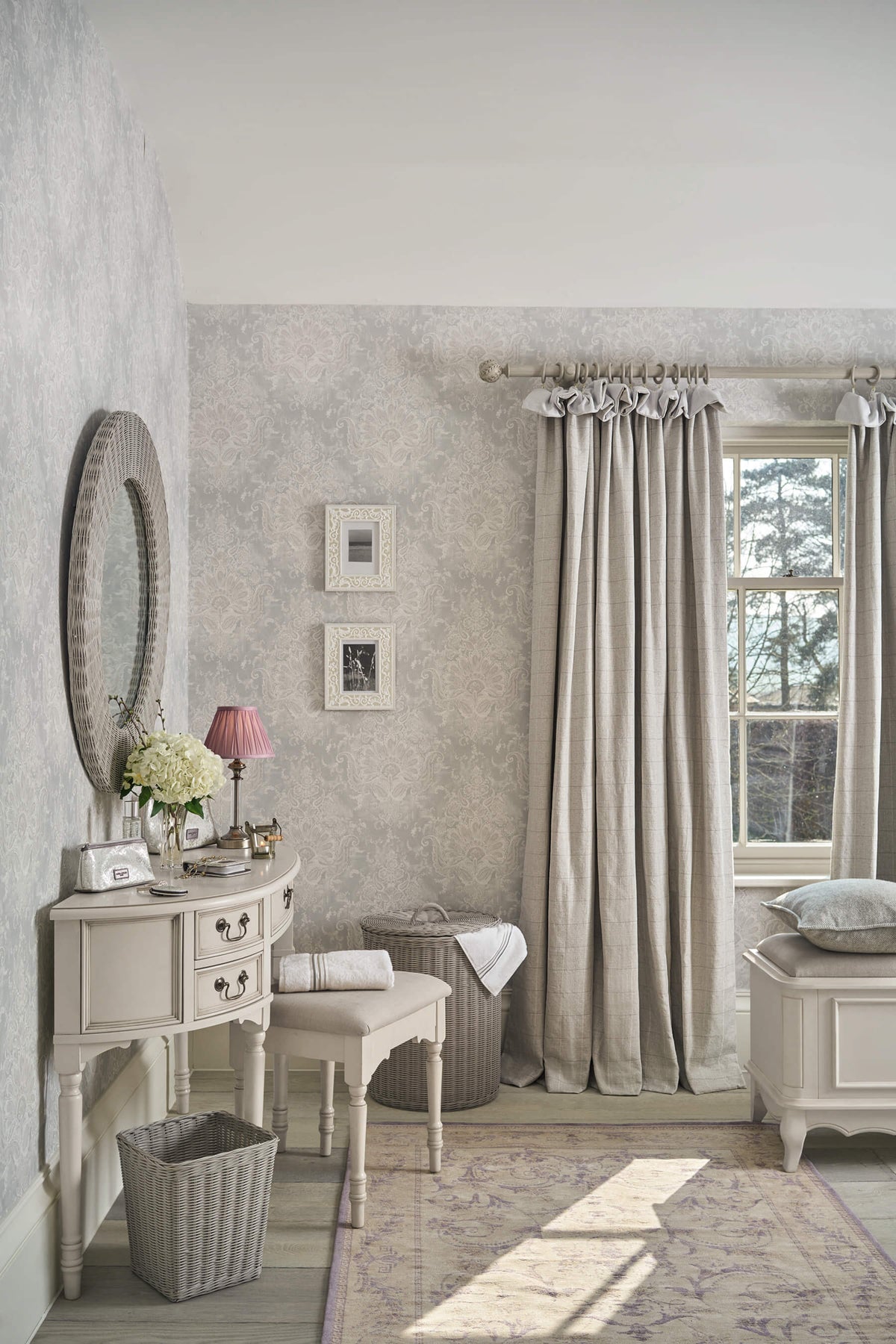 Clifton kosmetinio staliuko su 5 stalčiais ir kėdės komplektas