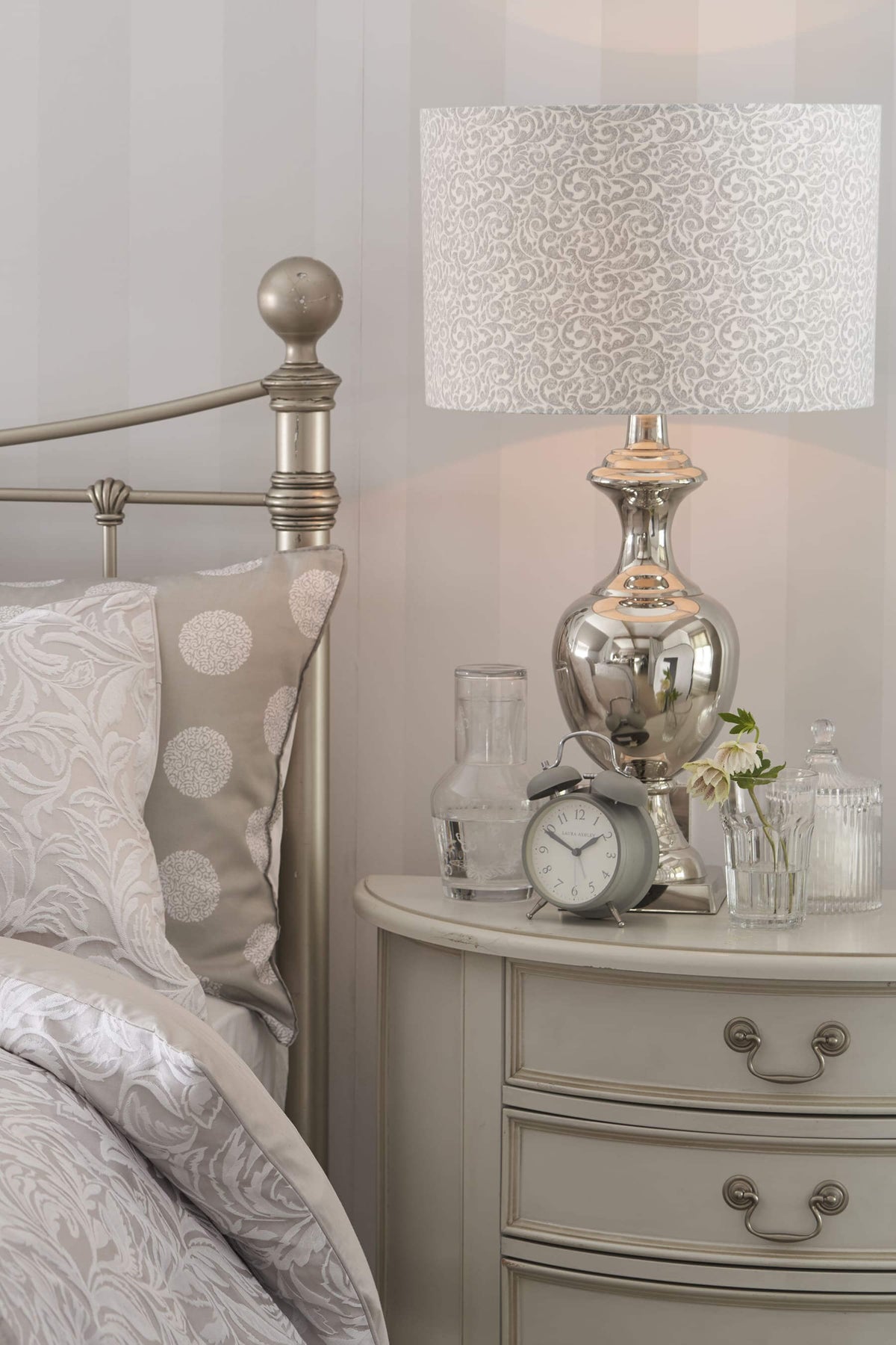 Clifton pusmėnulio formos komoda su 4 stalčiais