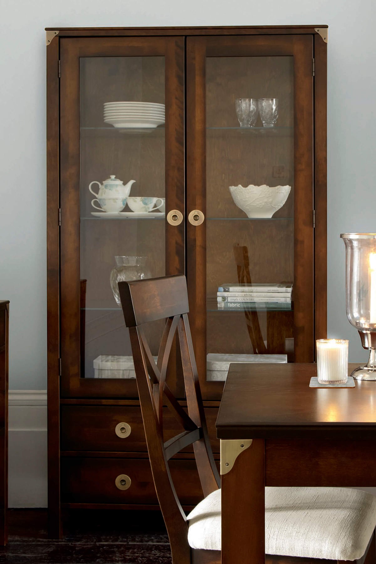 Balmoral 2 durų vitrina su 2 stalčiais