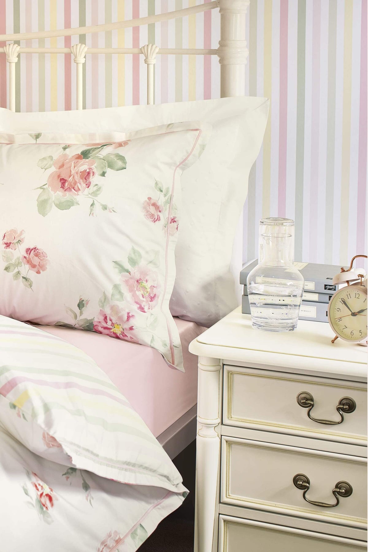 Clifton staliukas prie lovos ar sofos su 3 stalčiais