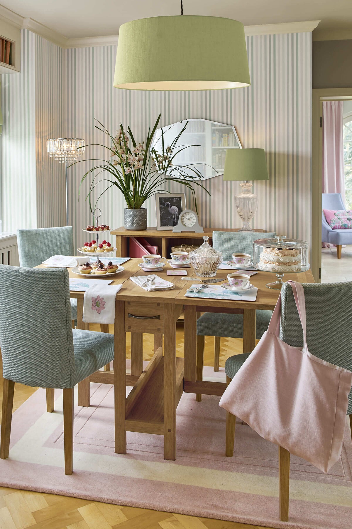 Milton stalas su prailginimais iš abiejų pusių