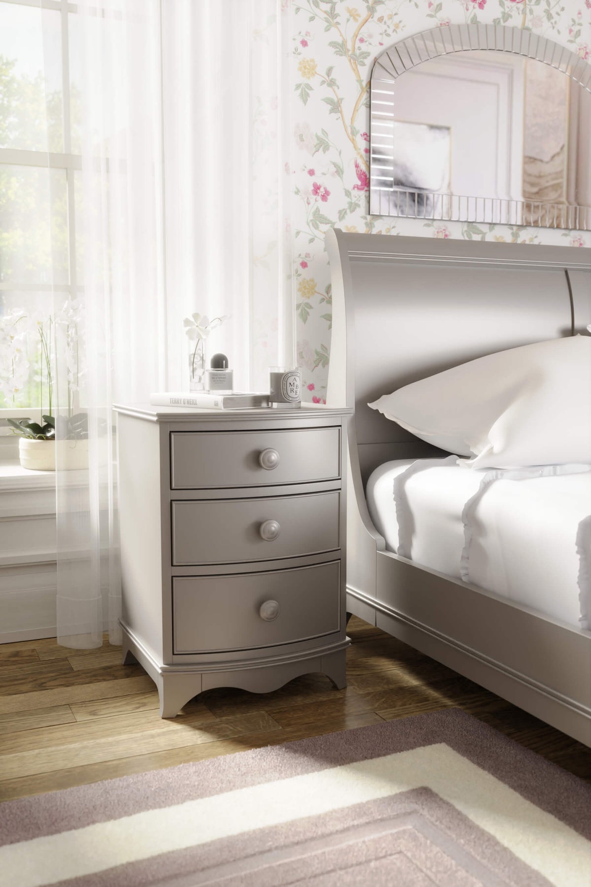 Broughton staliukas prie lovos ar sofos su 3 stalčiais