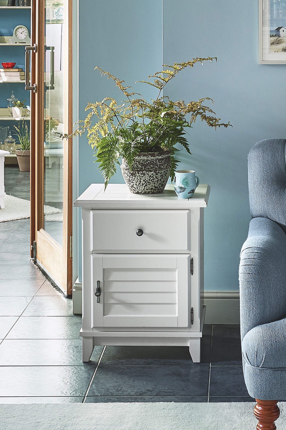 Devon staliukas prie lovos ar sofos su 1 žaliuzių efekto durimis ir 1 stalčiumi (rankenėlė kairėje)