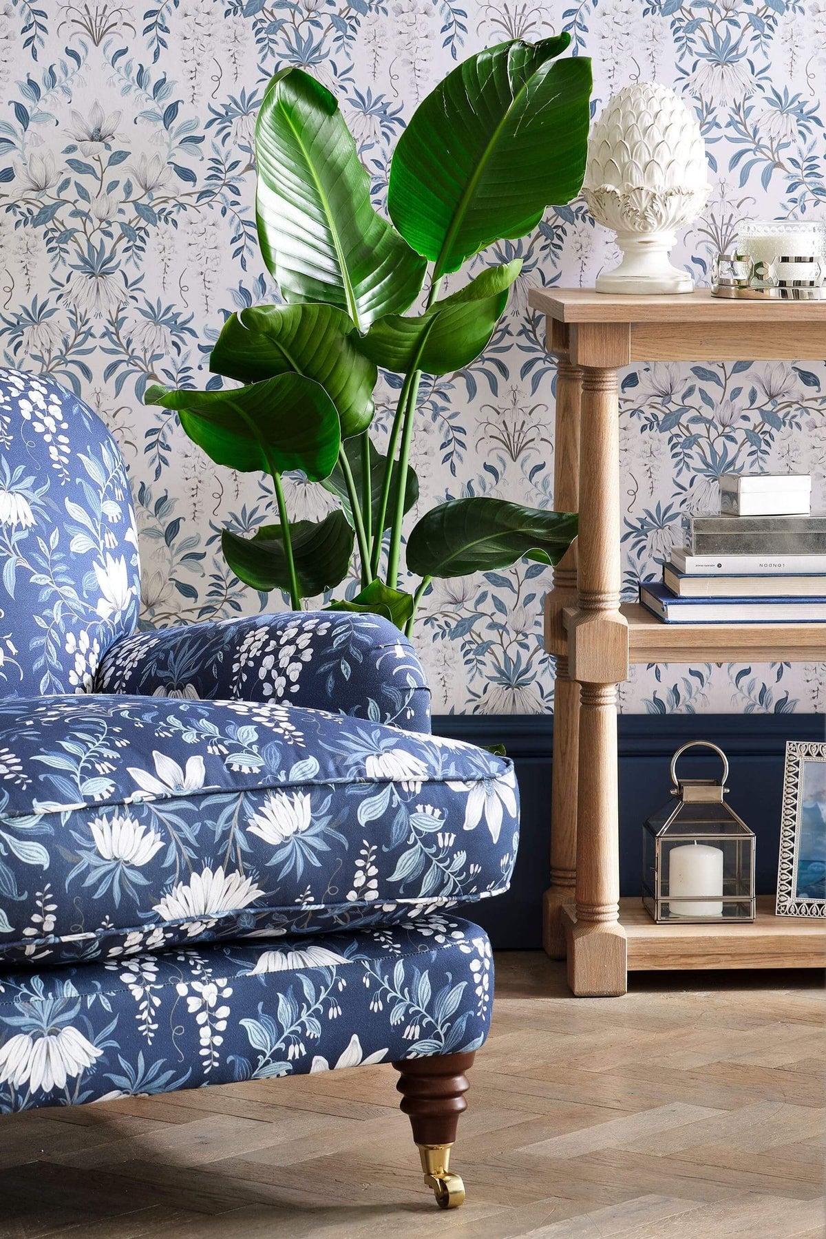 Wellington žema, atvira knygų spinta